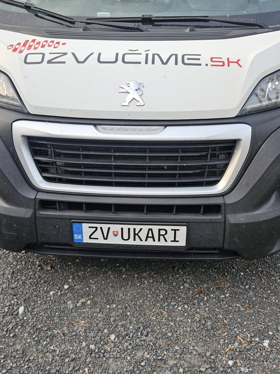 Dodávka Peugeot s nápisom OZVUČÍME.SK a poznávacou značkou ZVU KARI, parkovaná na štrkovom povrchu.