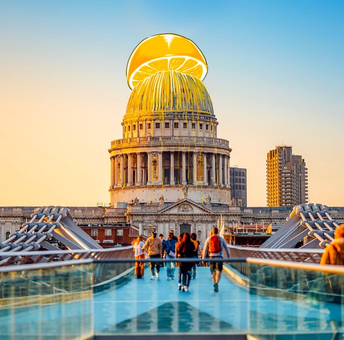 Katedrála s obrovským citrónom na kupole, pohľad z mosta za súmraku, kreatívna úprava obrazu.