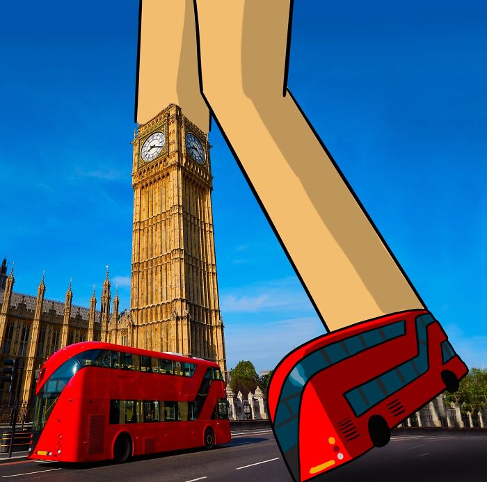 Veľká noha v tvare londýnskeho autobusu kráča popri Big Bene za jasného slnečného dňa.