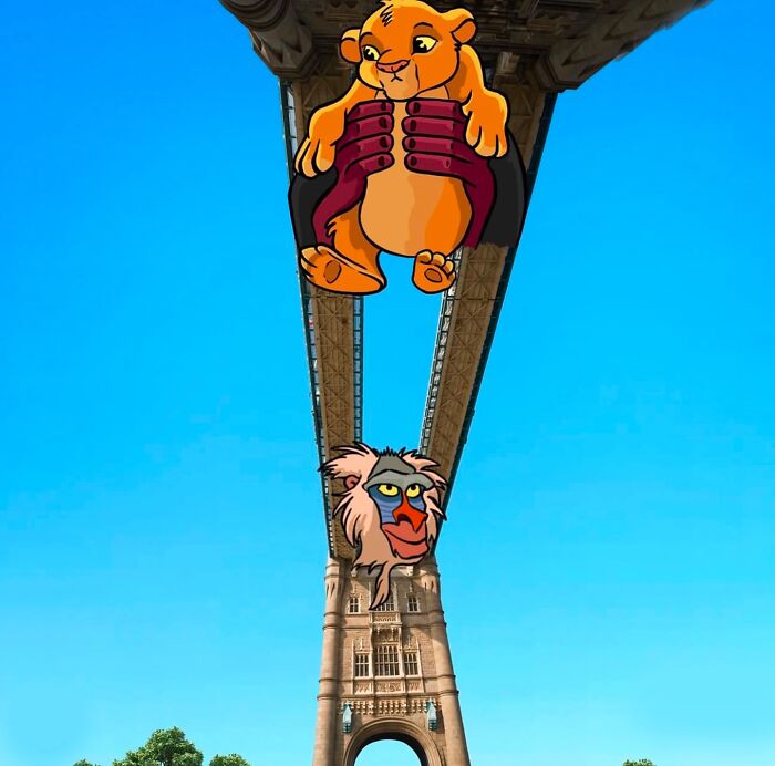 Ilustrácia leva a opice pod mostom na modrej oblohe, kreatívne využitie ikonického pózy.