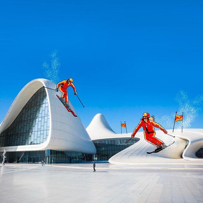 Lyžiari v oranžovom skáču zo strechy futuristickej budovy na jasne modrej oblohe.