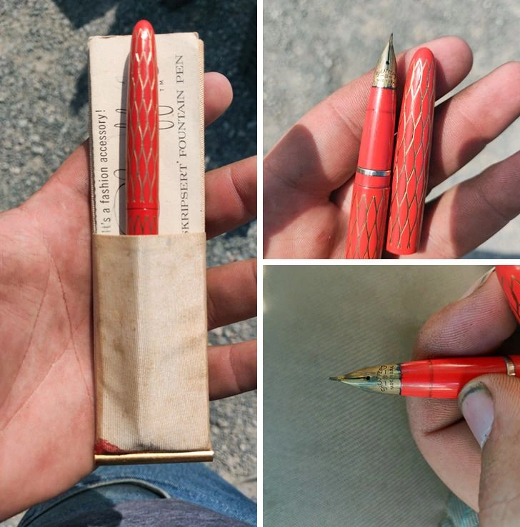 Červené plniace pero s kovovými vzormi v ruke, detail pohľadu na hrot a obal.