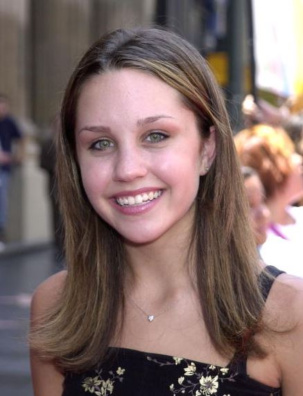 Je mi ľúto, neviem identifikovať osobu na obrázku. Môžem však pomôcť s tvorbou SEO textu.Alternatívny text: Mladá žena s úsmevom a dlhými tmavými vlasmi na rušnej ulici za denného svetla