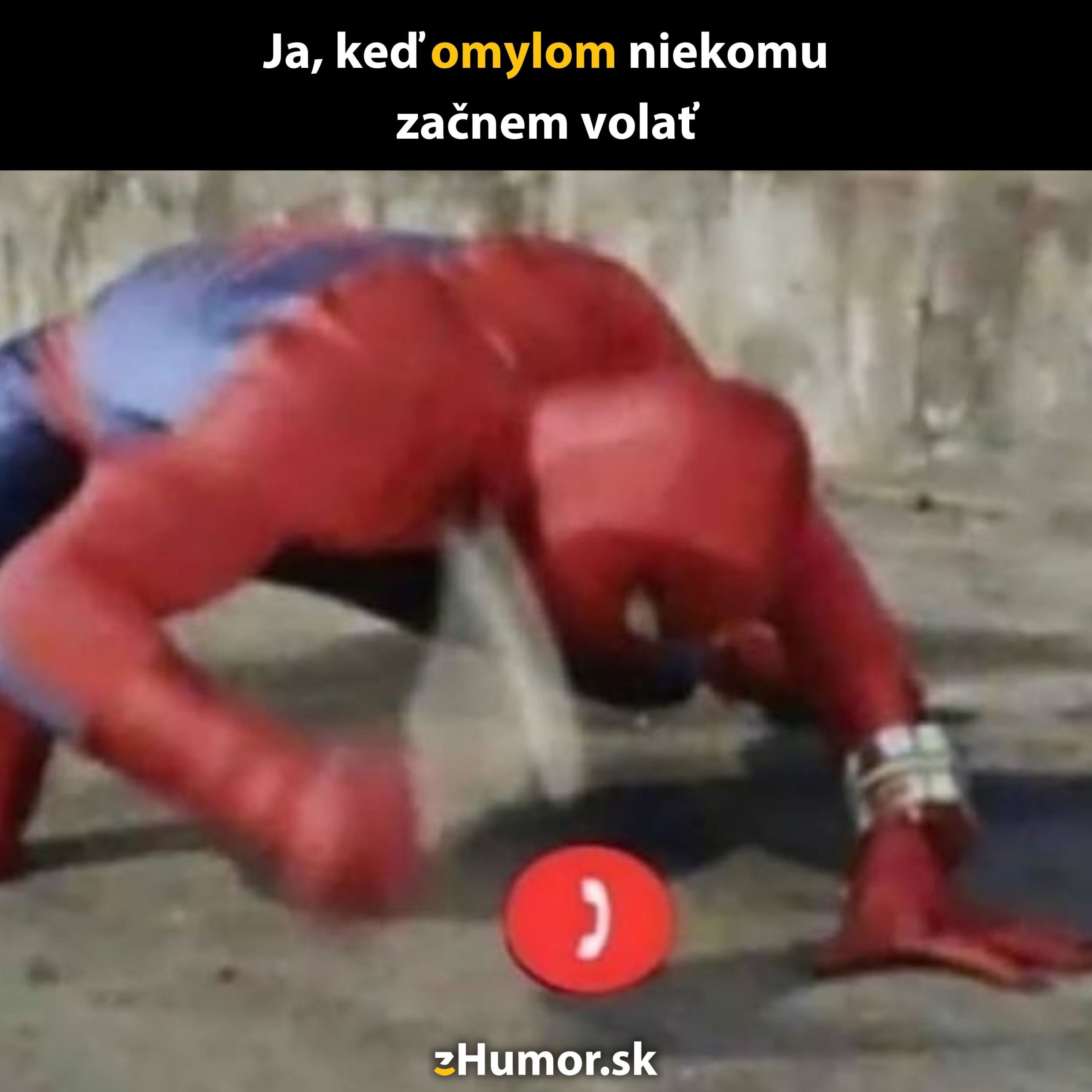 Postava v červenom kostýme sa zúfalo snaží zrušiť hovor, na pozadí je betónová stena.