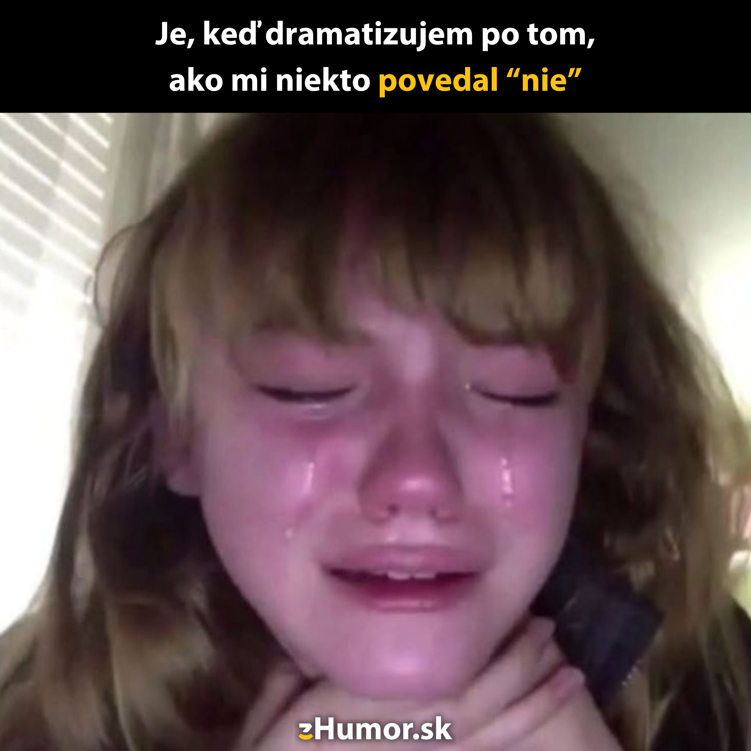 Osoba plače so zavretými očami, s textom: Je, keď dramatizujem po tom, ako mi niekto povedal 'nie'.