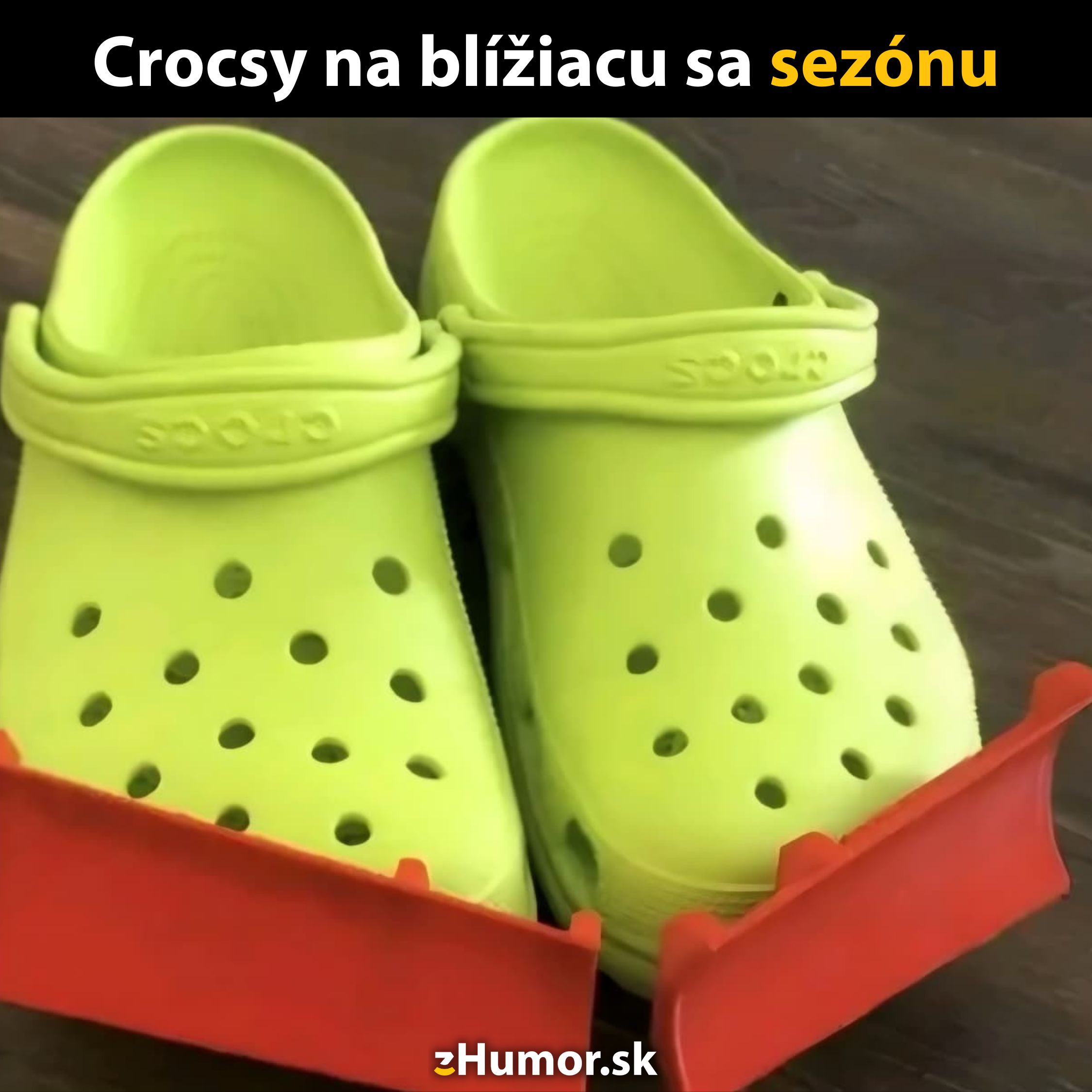 Zelené Crocsy s mini červenými radlicami pripravené na zimu a blížiacu sa snehovú sezónu.
