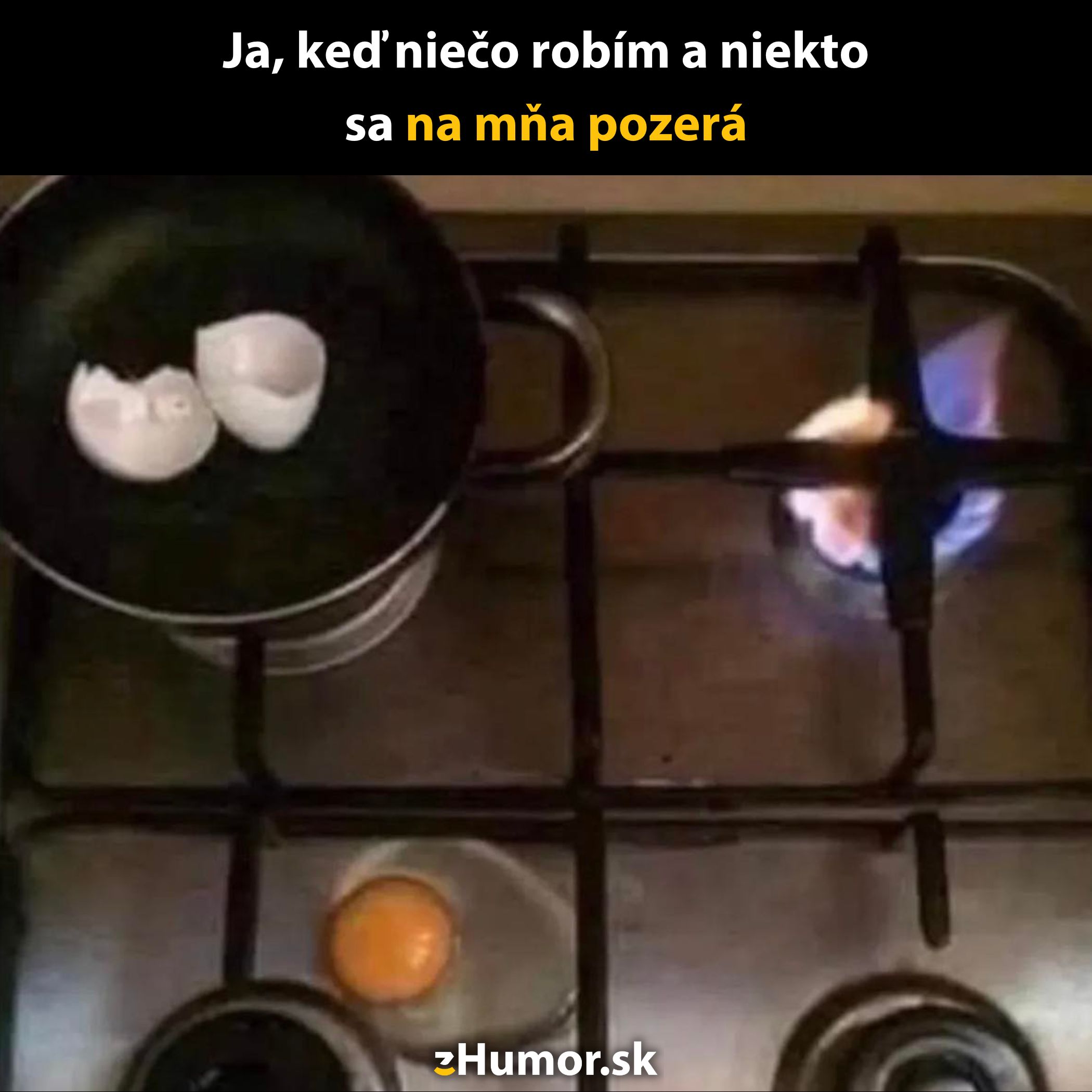 Kontrolou rozptýlené varenie: vajce mimo panvice a oheň bez hrnca, keď niekto pozerá.