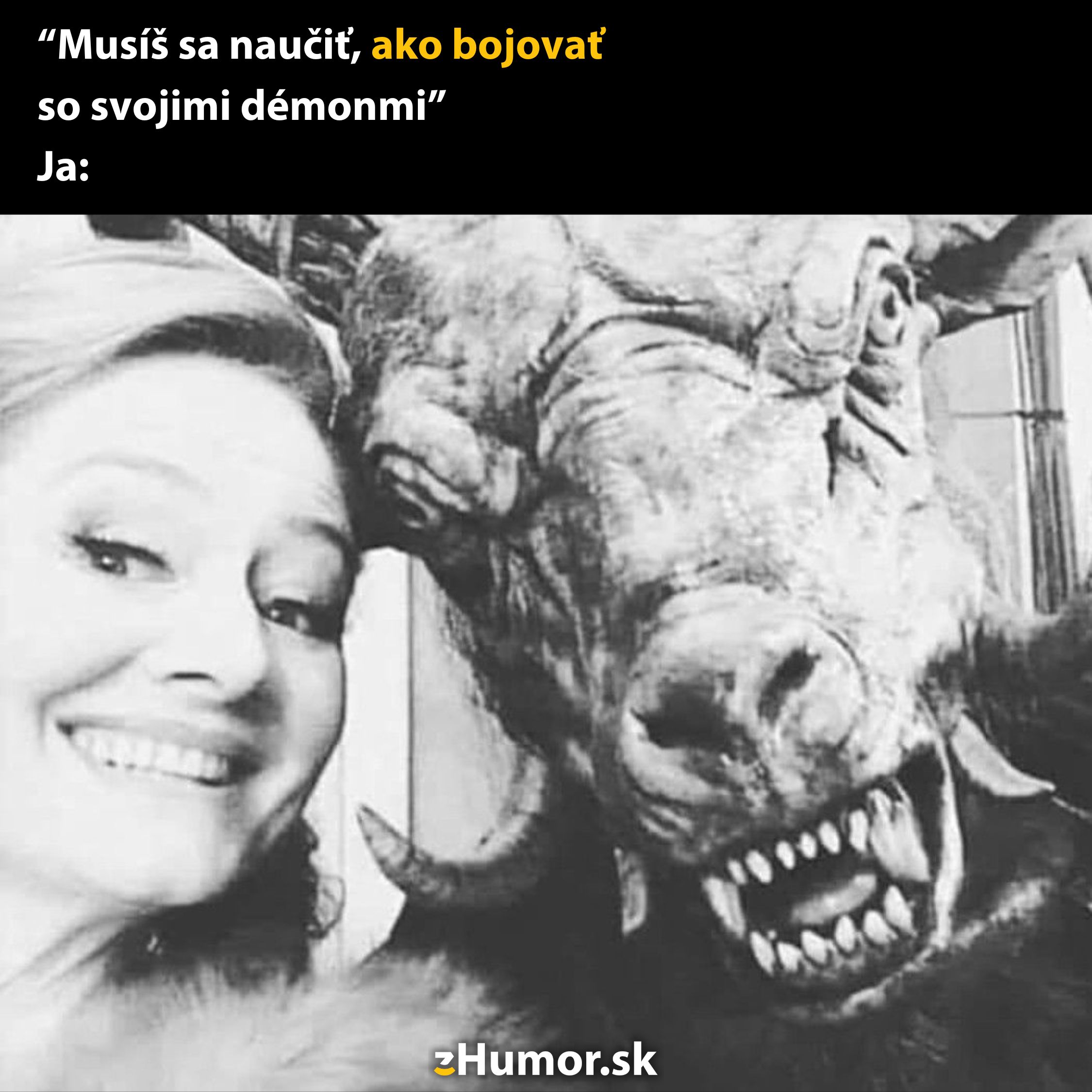 Žena sa usmieva vedľa sochy strašidelnej príšery, vtipná referencia na boj s vnútornými démonmi.