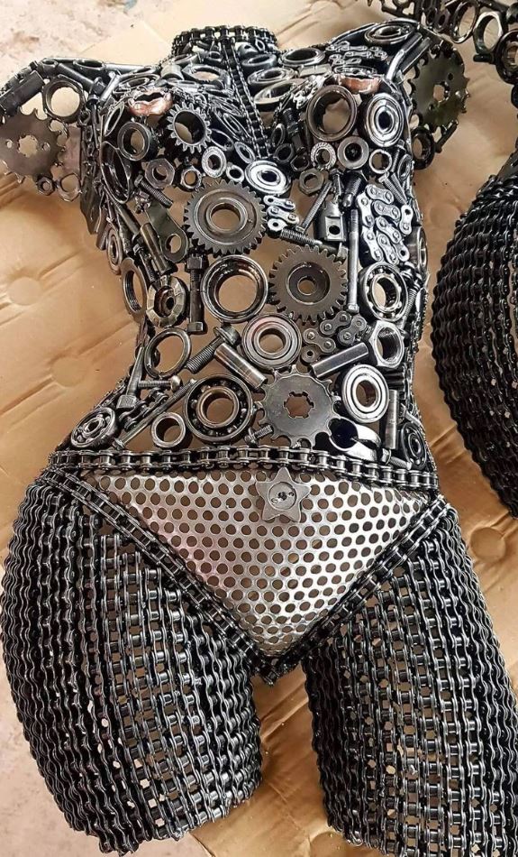 Sochárske dielo: kovová postava ženského torza, vytvorená z ozubených kolies a reťazí.