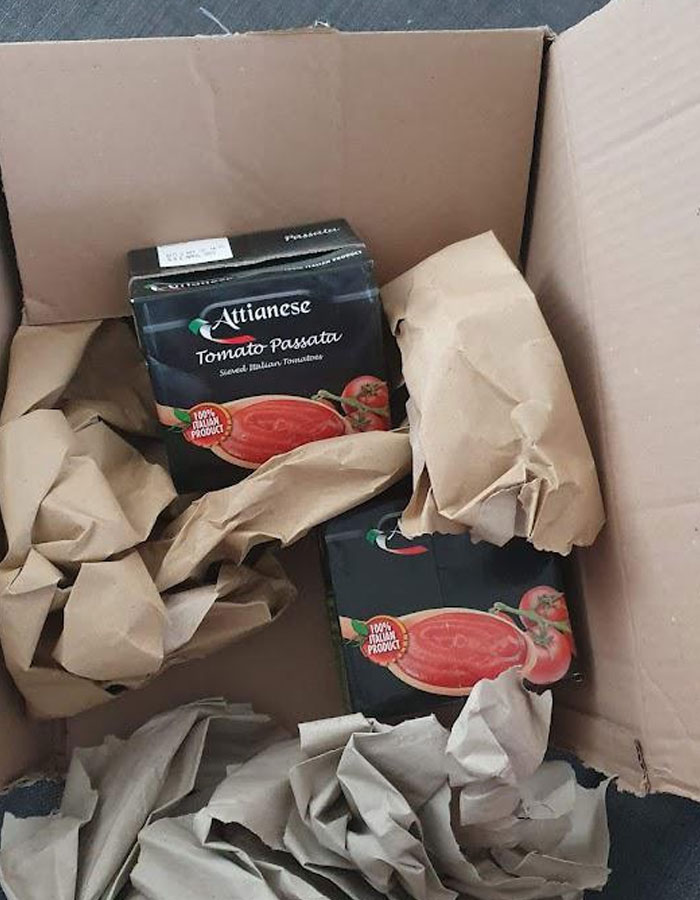 Krabica s talianskou paradajkovou passatou značky Attianese, zabalená v hnedom papieri.