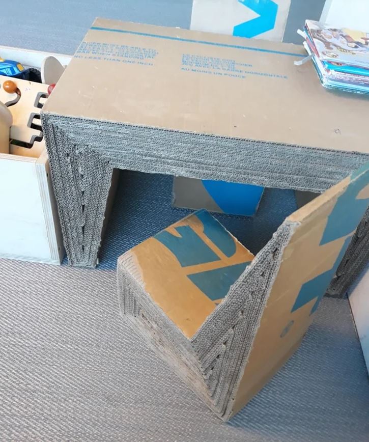 Recyklovaný kartónový stôl a stolička: kreatívny nábytok pre deti vyrobený z kartónu, šetrný k životnému prostrediu.