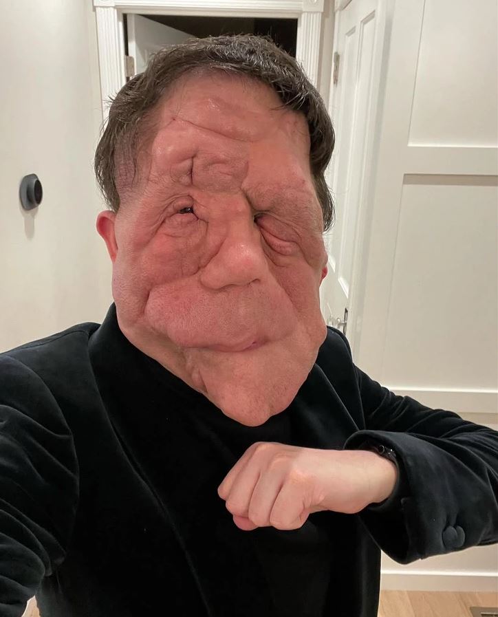 Obrázok s nápisom Kvíz zobrazujúci dvoch účinkujúcich počas vystúpenia.