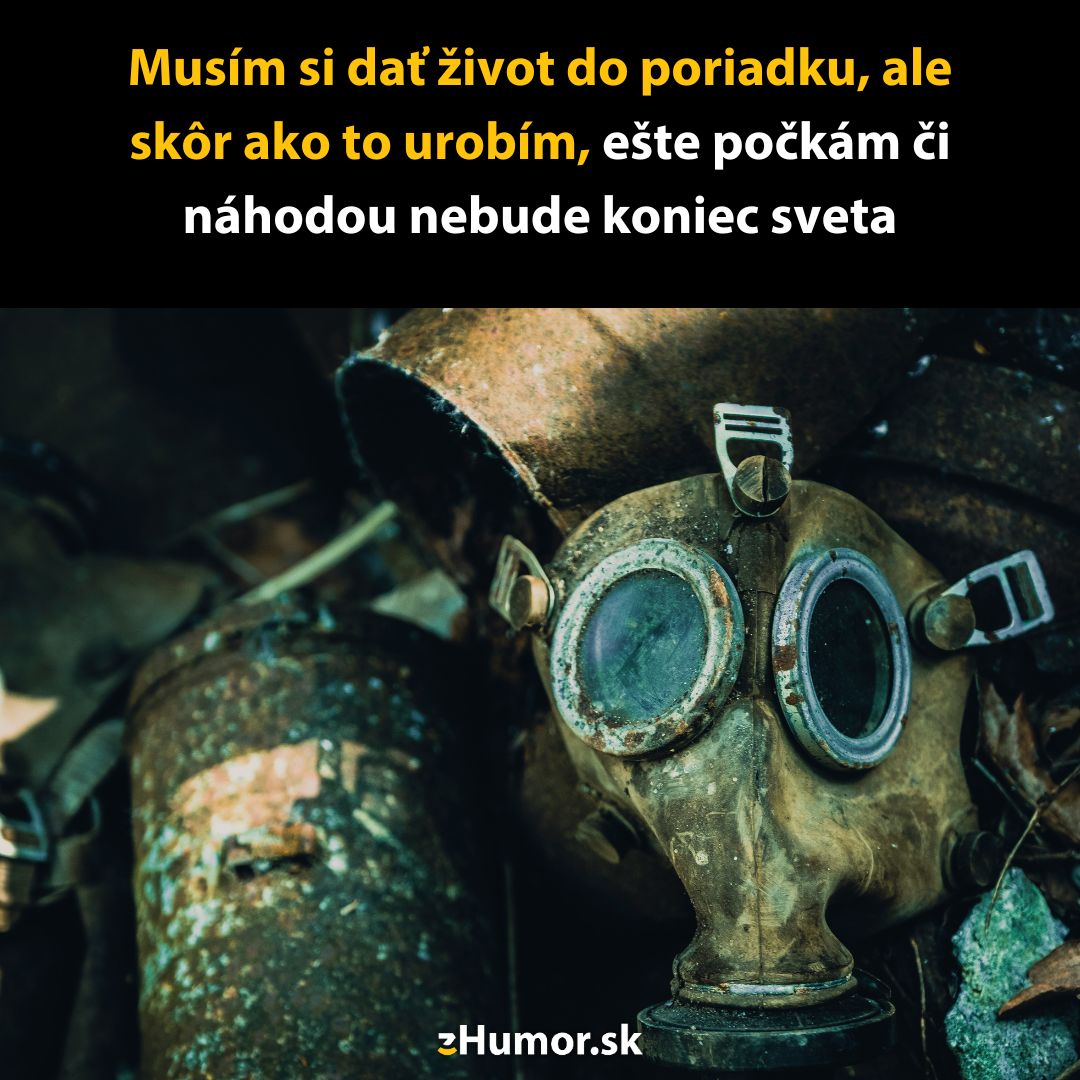 Vintage plynová maska na hromade šrotu, s citátom o odklade životných zmien a čakaní na koniec sveta.