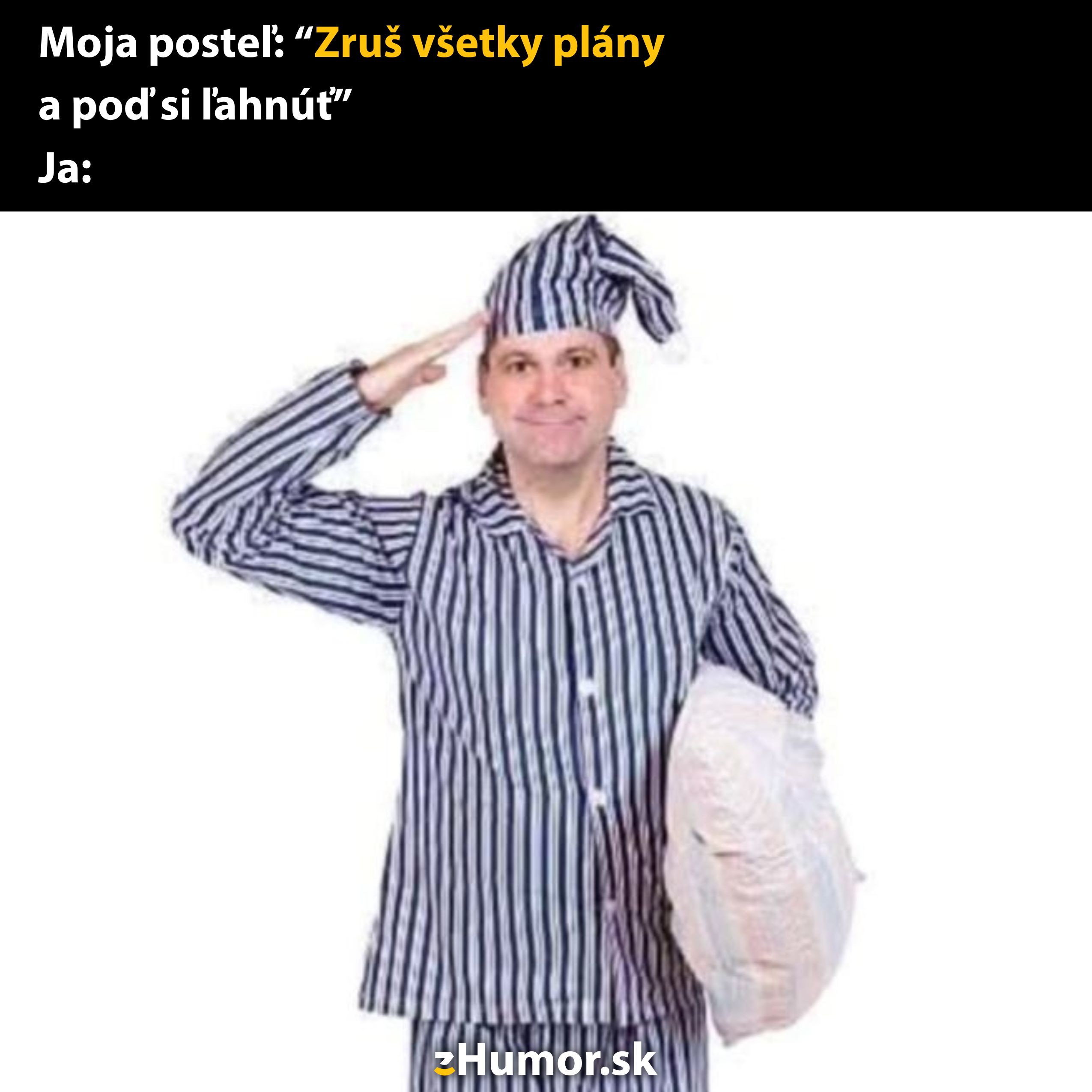 Muž v pásikavej pyžame salutujúci s vankúšom, pripravený zrušiť plány na spánok.