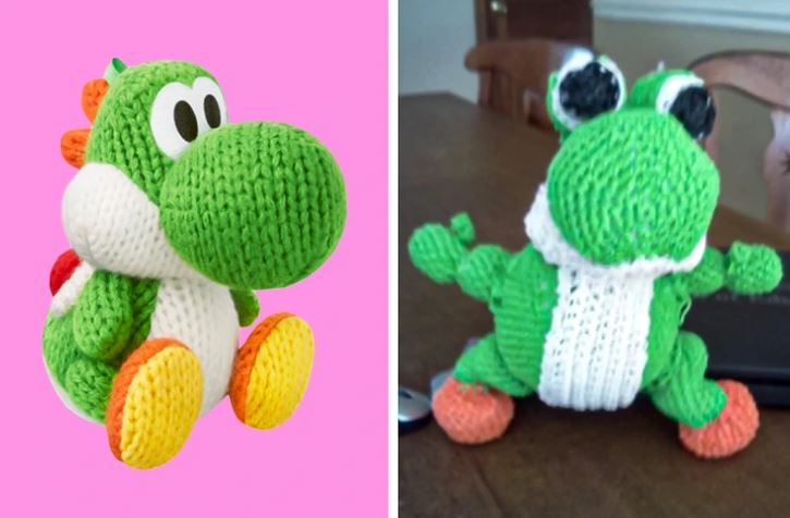 Ručne pletená postavička dinosaura na ružovom pozadí vedľa podobnej amatérskej verzie na drevenom stole.