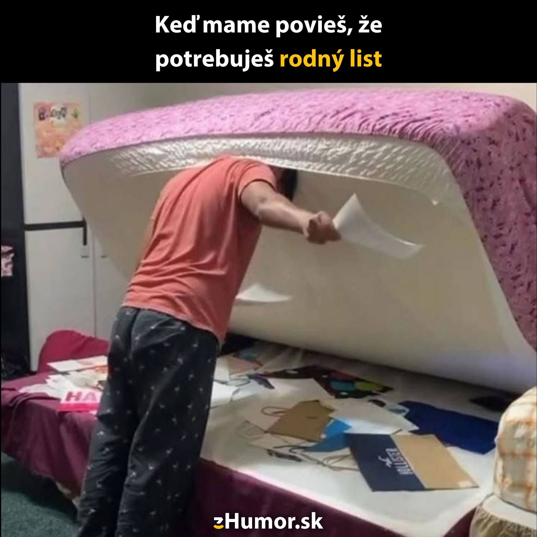 Osoba hľadá pod matracom dokumenty, keď mama spomenie rodný list.