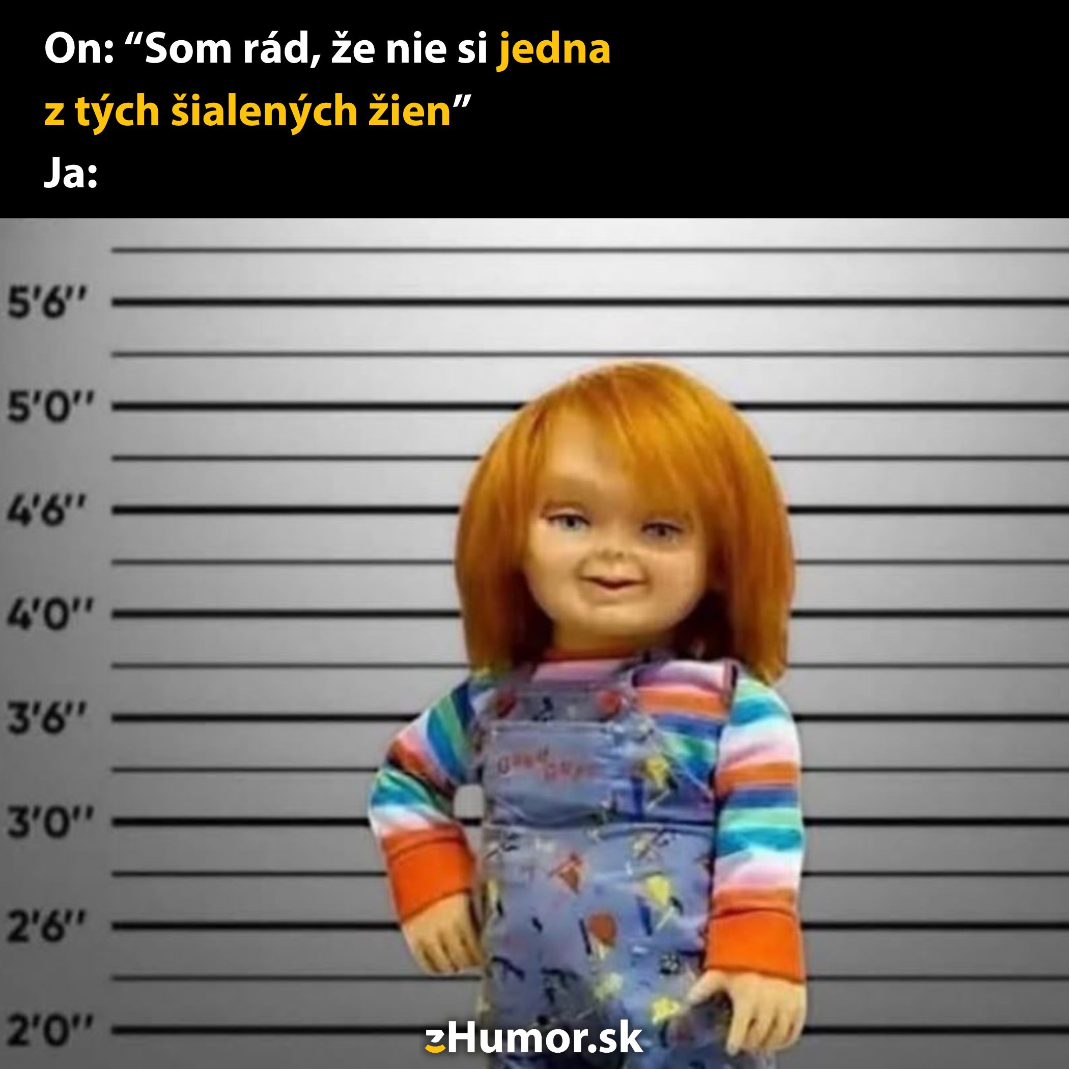 Bábika pred policajným pozadím s textom o šialených ženách.