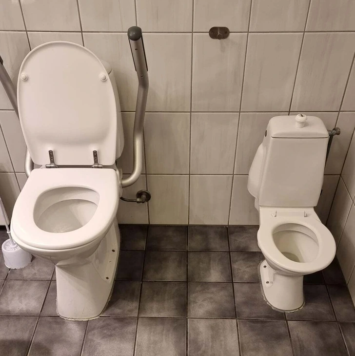 Dve vedľa seba umiestnené toalety, jedna bežná a jedna detská, na dlaždicovej podlahe.