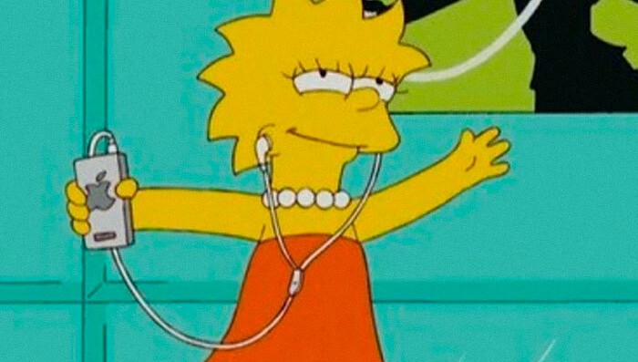 Animovaná postava v červených šatách počúva hudbu na prehrávači s bielymi slúchadlami.