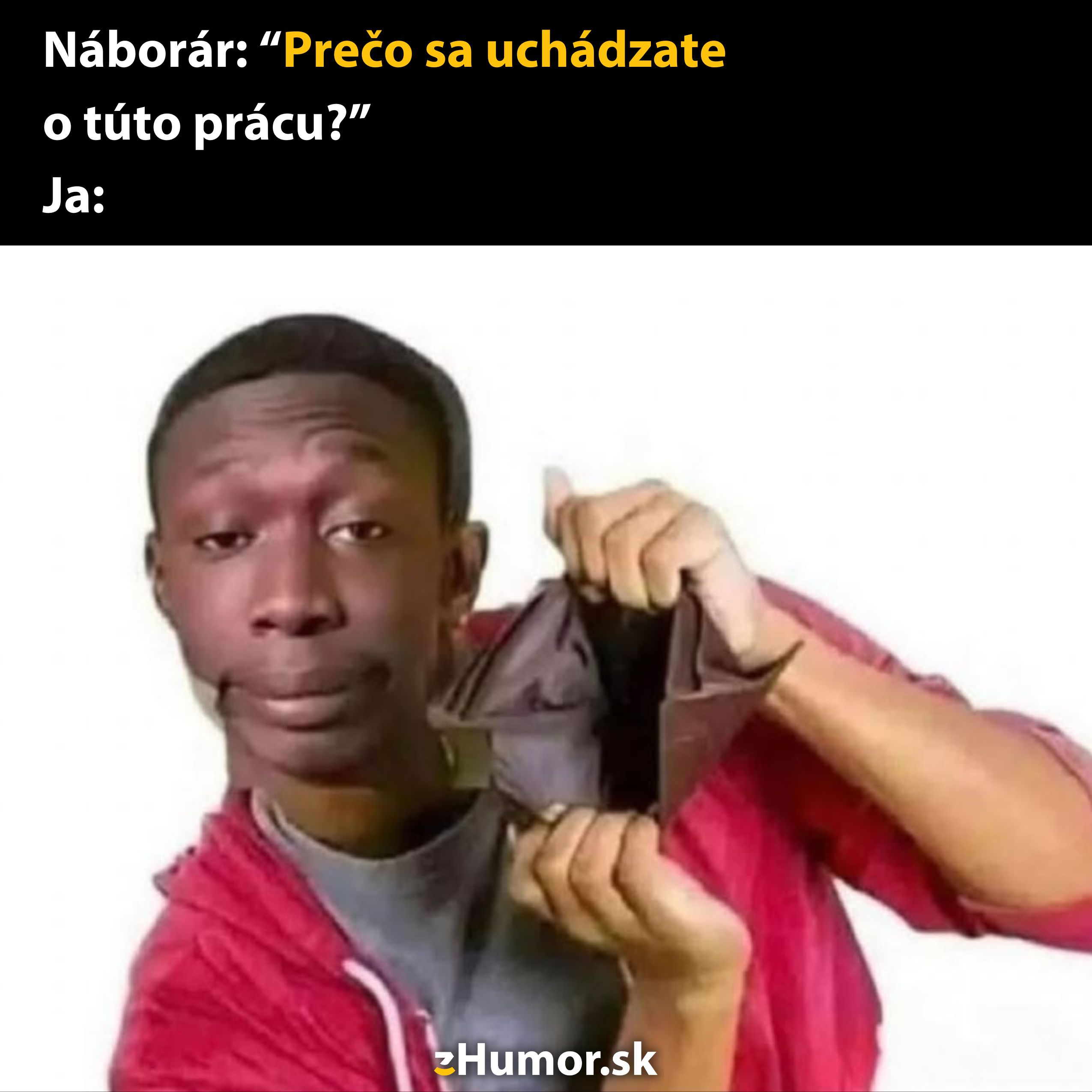 Muž ukazuje prázdnu peňaženku, ilustrujúci dôvod uchádzania sa o prácu kvôli finančnej situácii.