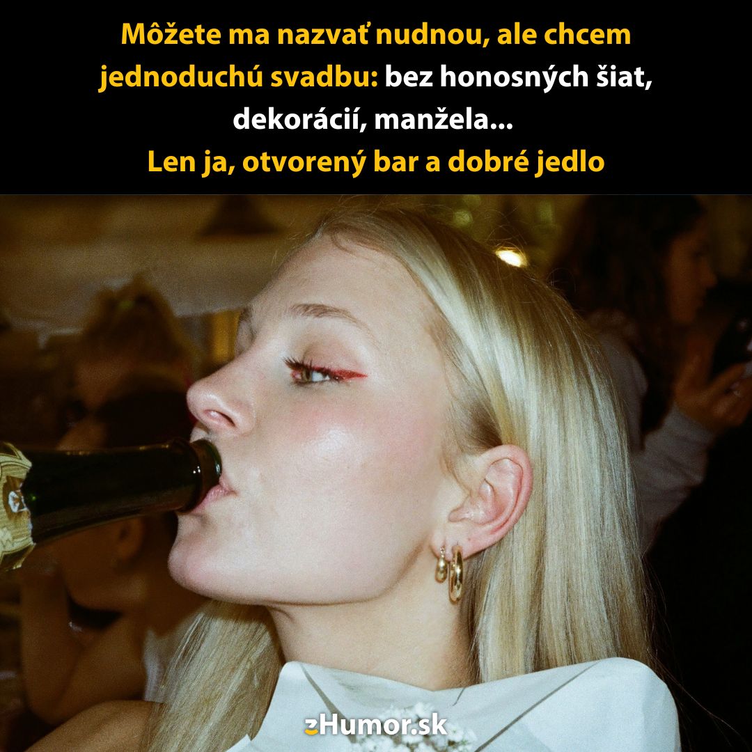 Žena s blond vlasmi pije nápoj z fľaše na oslavnom podujatí, okolo nej je veselá atmosféra.