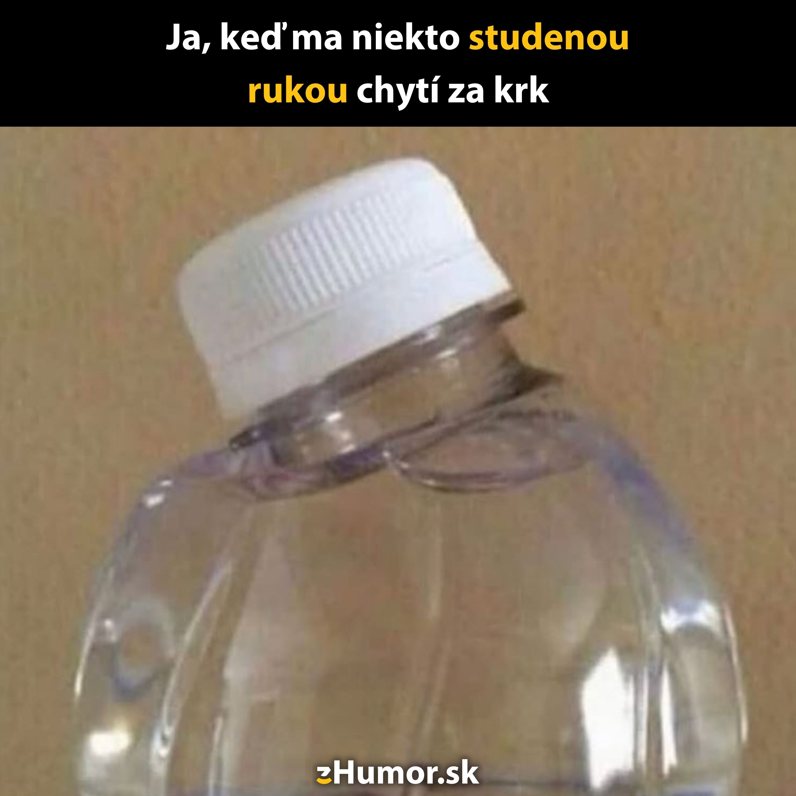 Plastová fľaša s nakloneným vrchnákom, pripomínajúca pocity chladu pri dotyku studenou rukou.