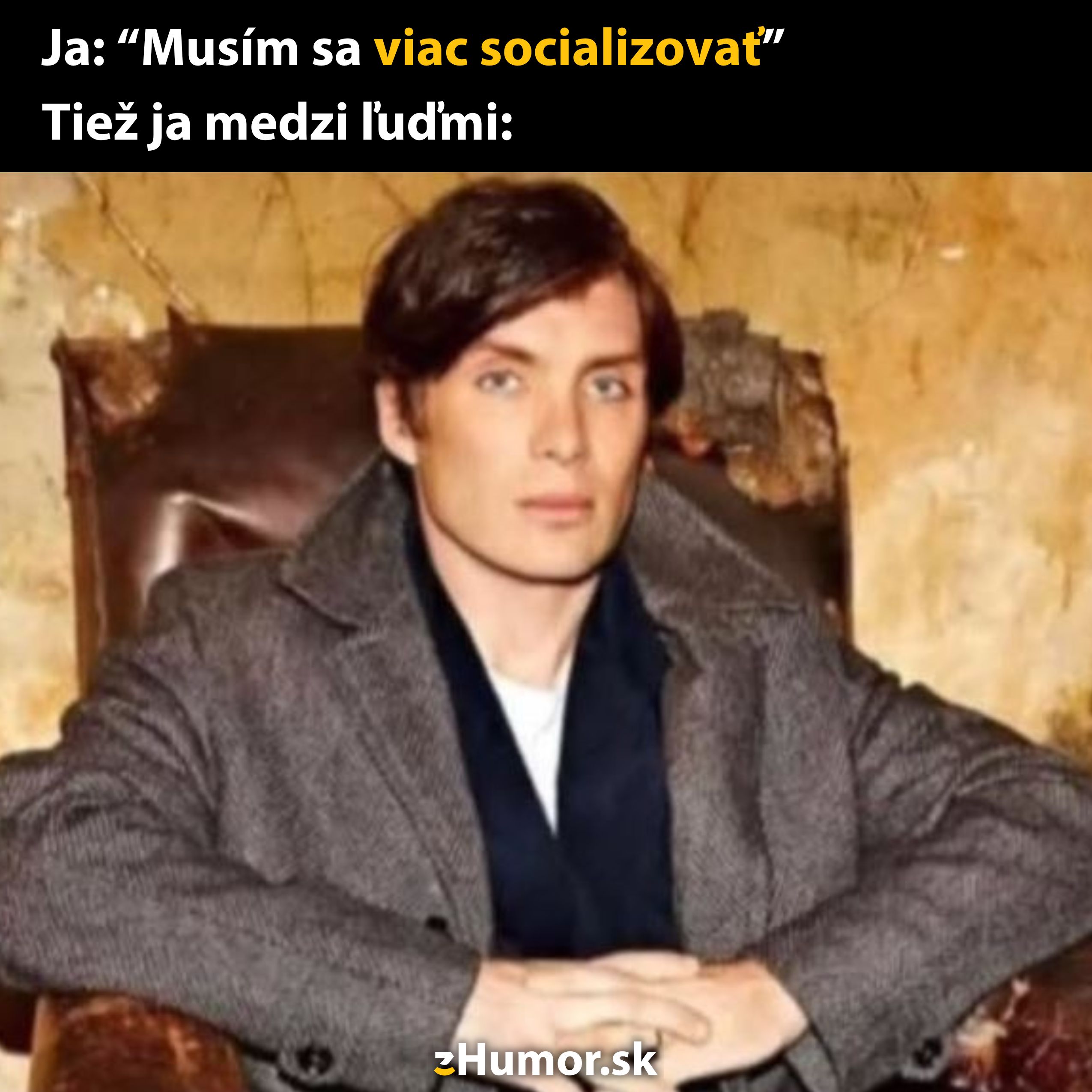 Muž sediaci zamyslene na stoličke, kontrastujúci s textom o socializácii a reálnej izolácii medzi ľuďmi.