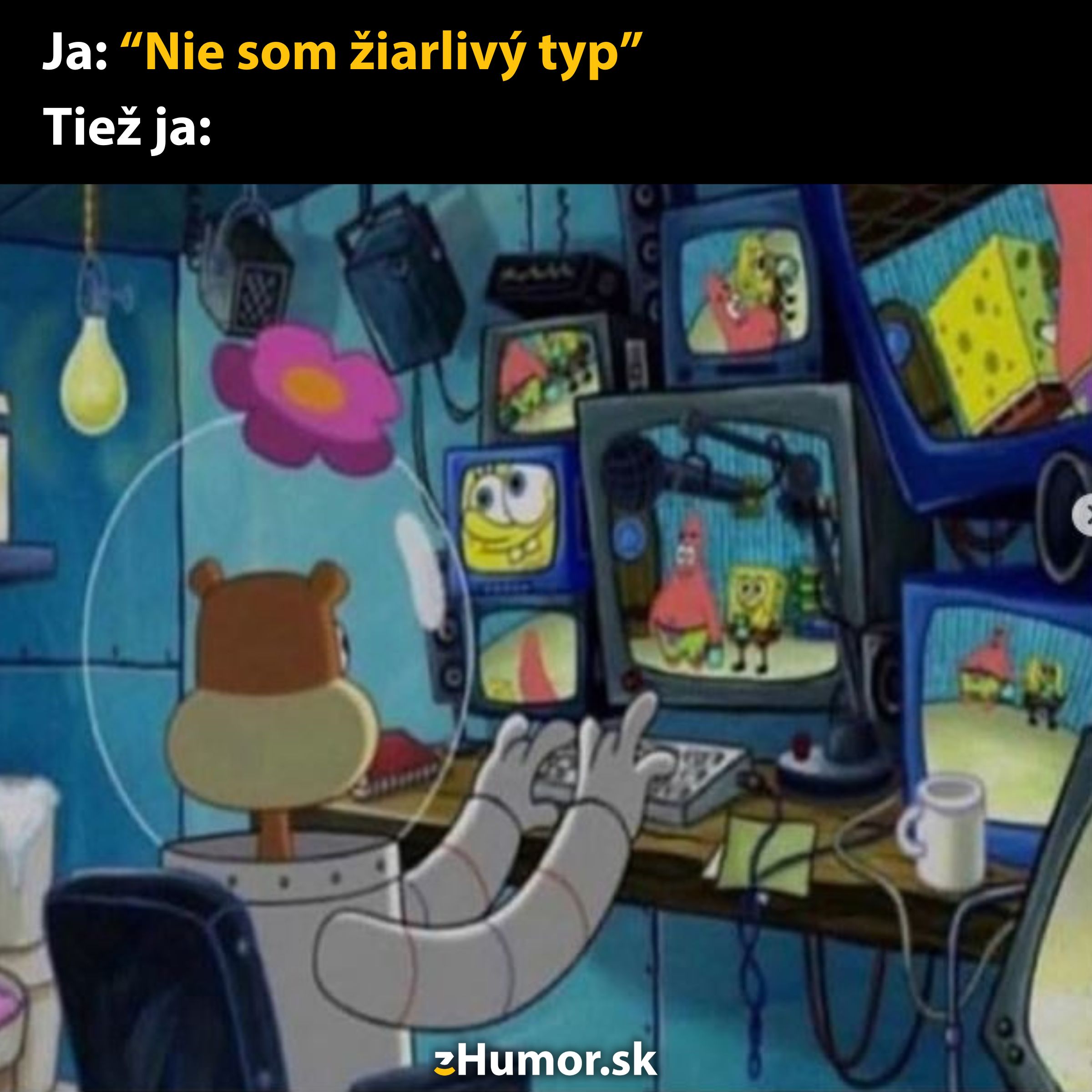 Postava, ktorá monitoruje viaceré obrazovky s populárnym animovaným seriálom v humornom kontexte.