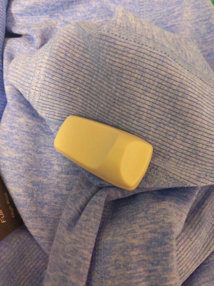 Modré oblečenie s bielou bezpečnostnou značkou na kontrolu v predajni.