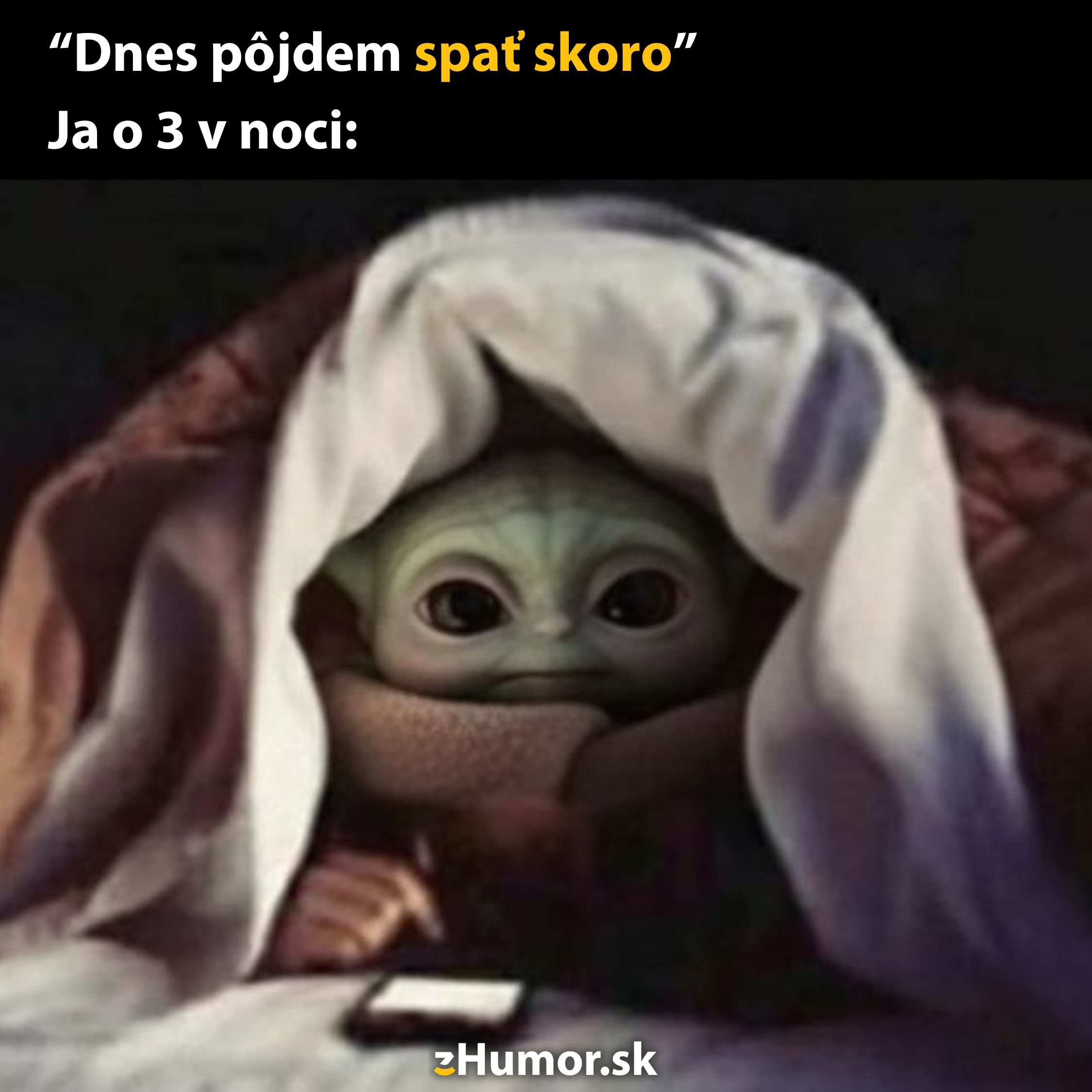 Malá postava pod perinou sleduje mobil v noci, hoci chcela ísť spať skôr, s textom vtipu o bdelosti.