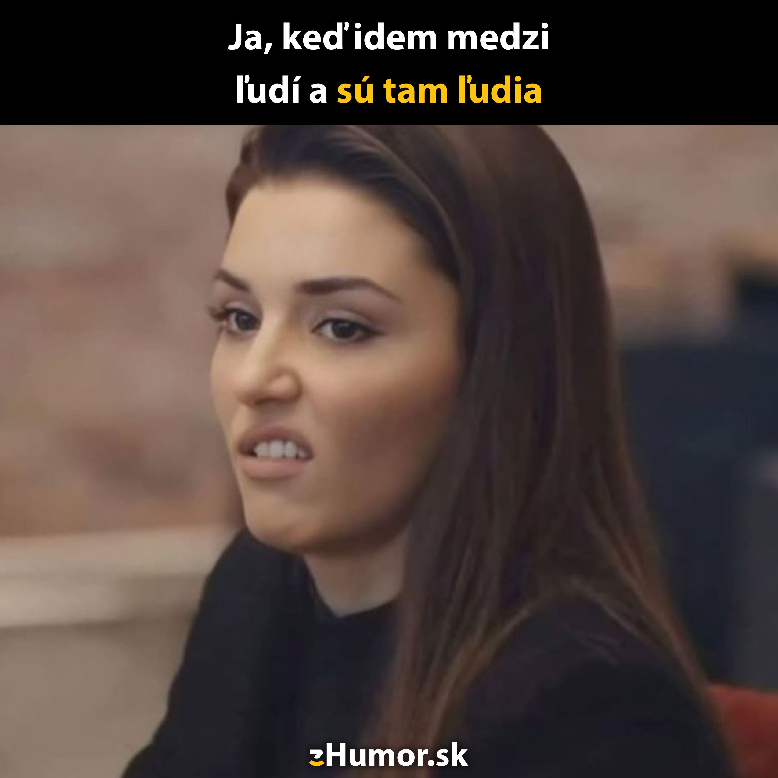 Osoba s grimasou vyjadrujúcou znechutenie alebo prekvapenie, popisuje pocit zo socializácie.