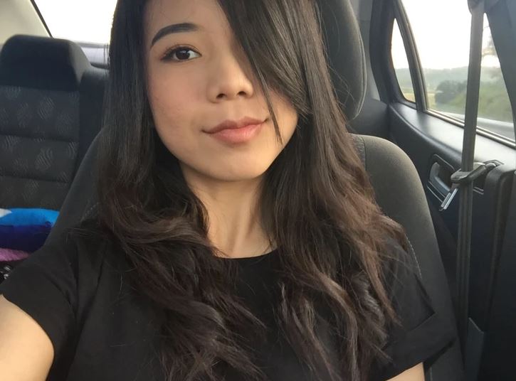 Nie som schopný identifikovať osoby na fotografiách, ale môžete použiť nasledovný alternatívny text:Žena s dlhými tmavými vlasmi sedí na zadnom sedadle auta a usmieva sa.