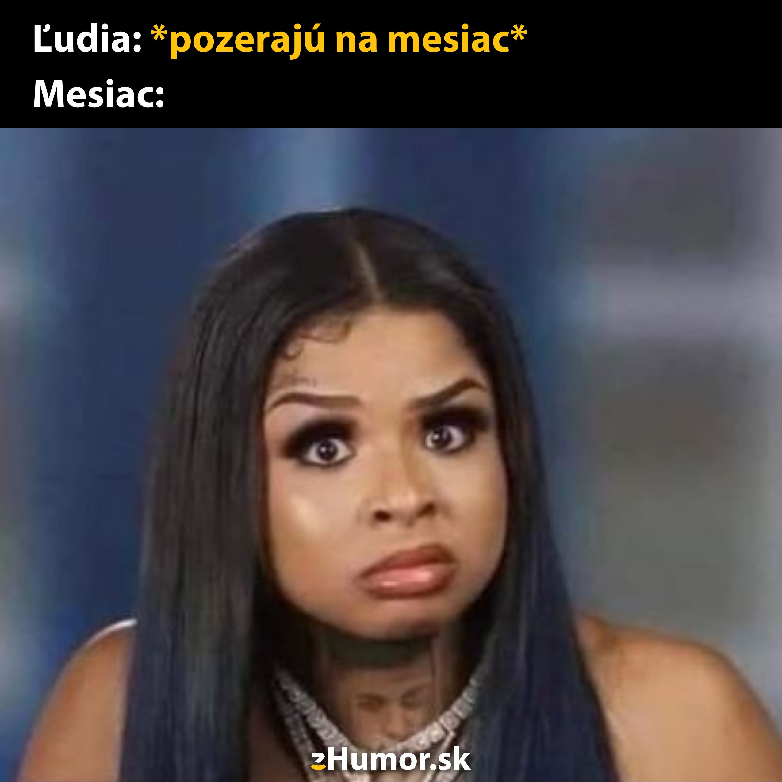 Osoba s prekvapeným výrazom tváre, vtipná reakcia na pozorovanie mesiaca, textový meme z Humor.sk.