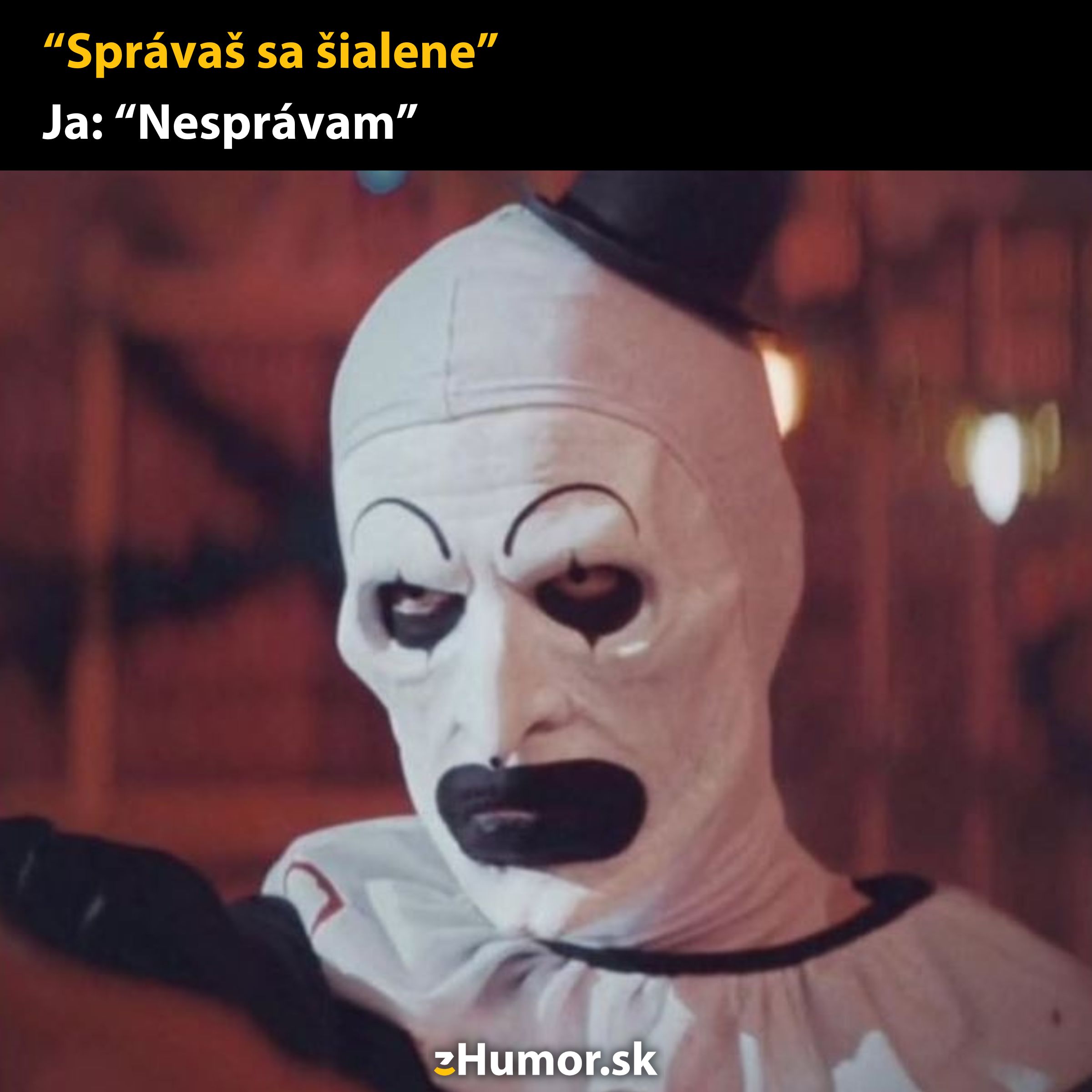 Klaun s bielou maskou vyjadruje nepochopenie vtipným textom o správaní.
