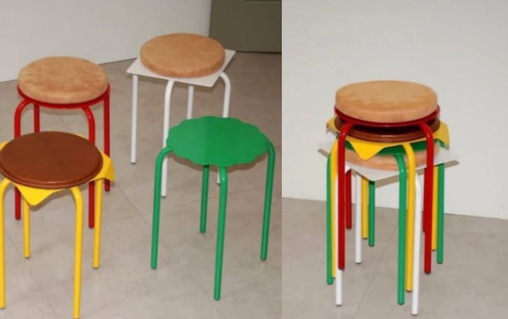 Farebné stoličky so zaoblenými sedadlami, zoradené a naskladané vedľa seba na svetlej podlahe.