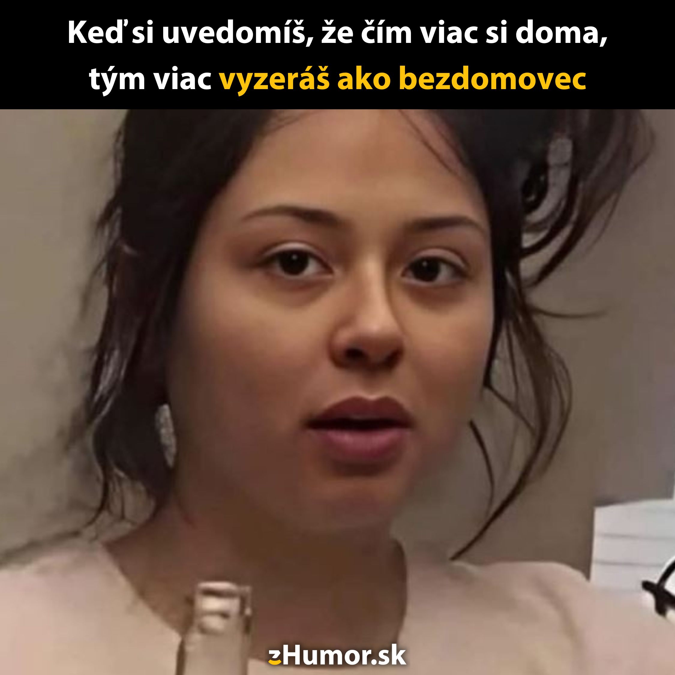 Žena s rozcuchanými vlasmi a prekvapeným výrazom drží fľašu, vtipný text o vzhľade doma.