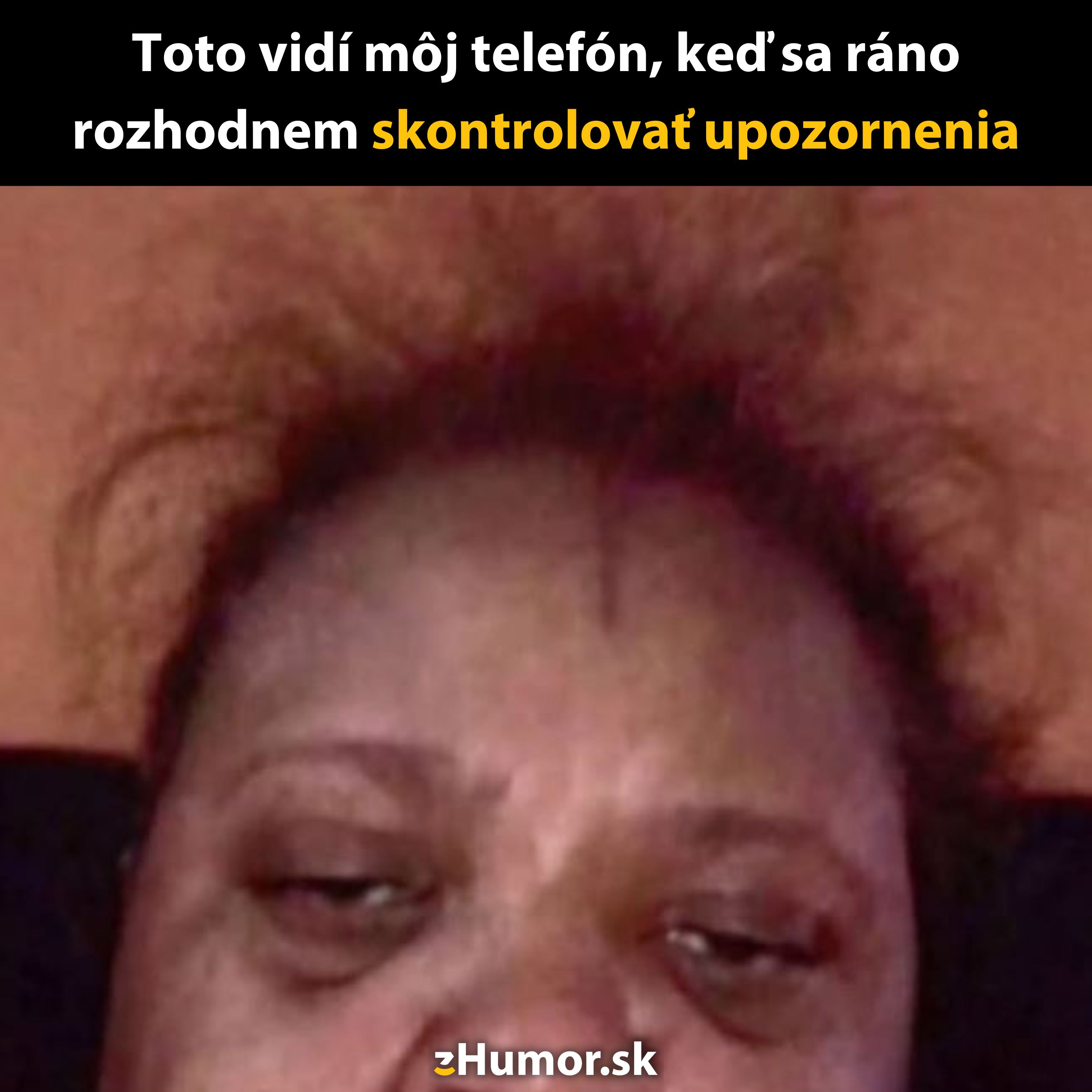 Žena so zavretými očami a unaveným výrazom po prebudení, kontrolujúca ranné upozornenia na telefóne.