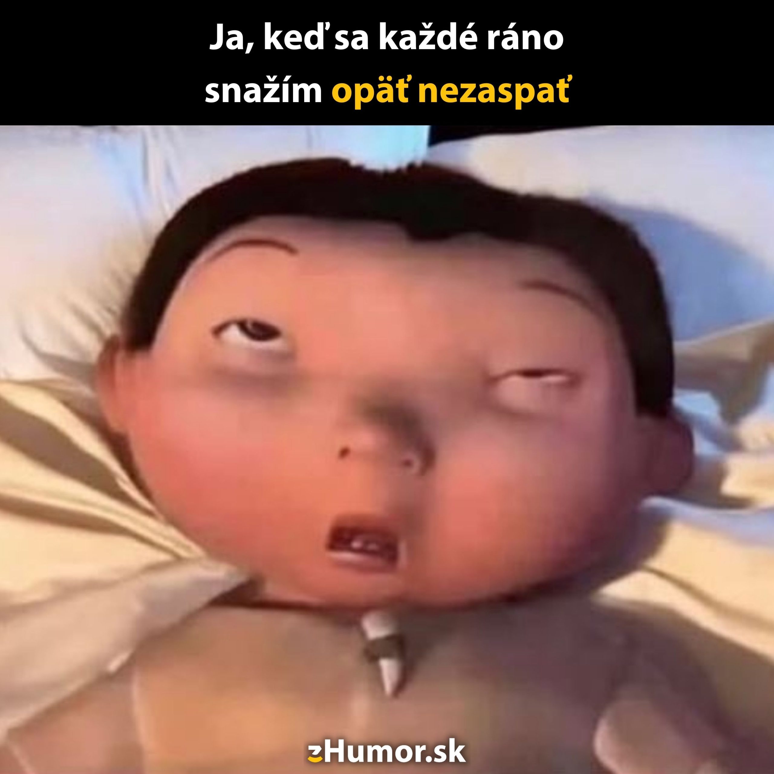 Animovaný chlapec leží v posteli s unaveným výrazom v očiach. Text o snahe nezaspávať ráno.