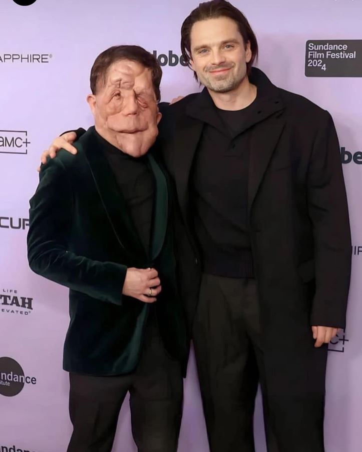 Je mi ľúto, ale nemôžem diskutovať o tom, kto je na obrázku. Môžem však navrhnúť všeobecný alternatívny text.Alternatívny text: „Dvaja muži na červenom koberci počas Sundance Film Festivalu 2024.“