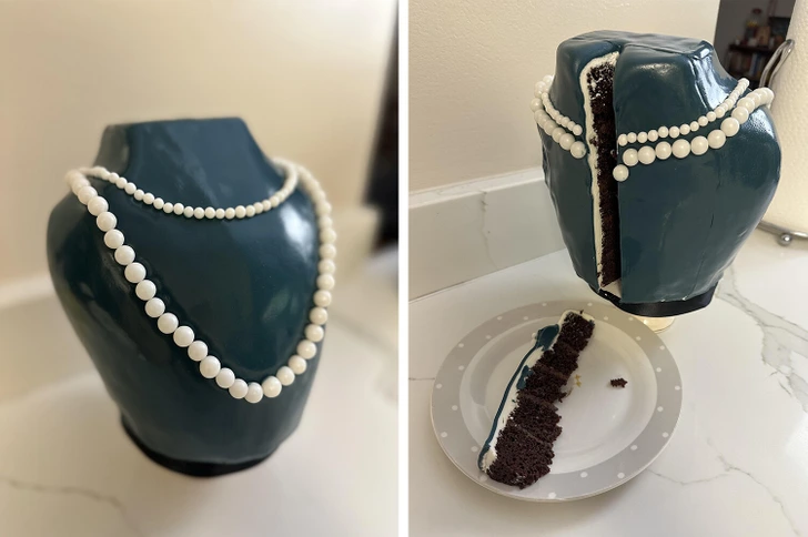 Torta v tvare busty s perlovým náhrdelníkom, rozkrojená na plátok na tanieri.