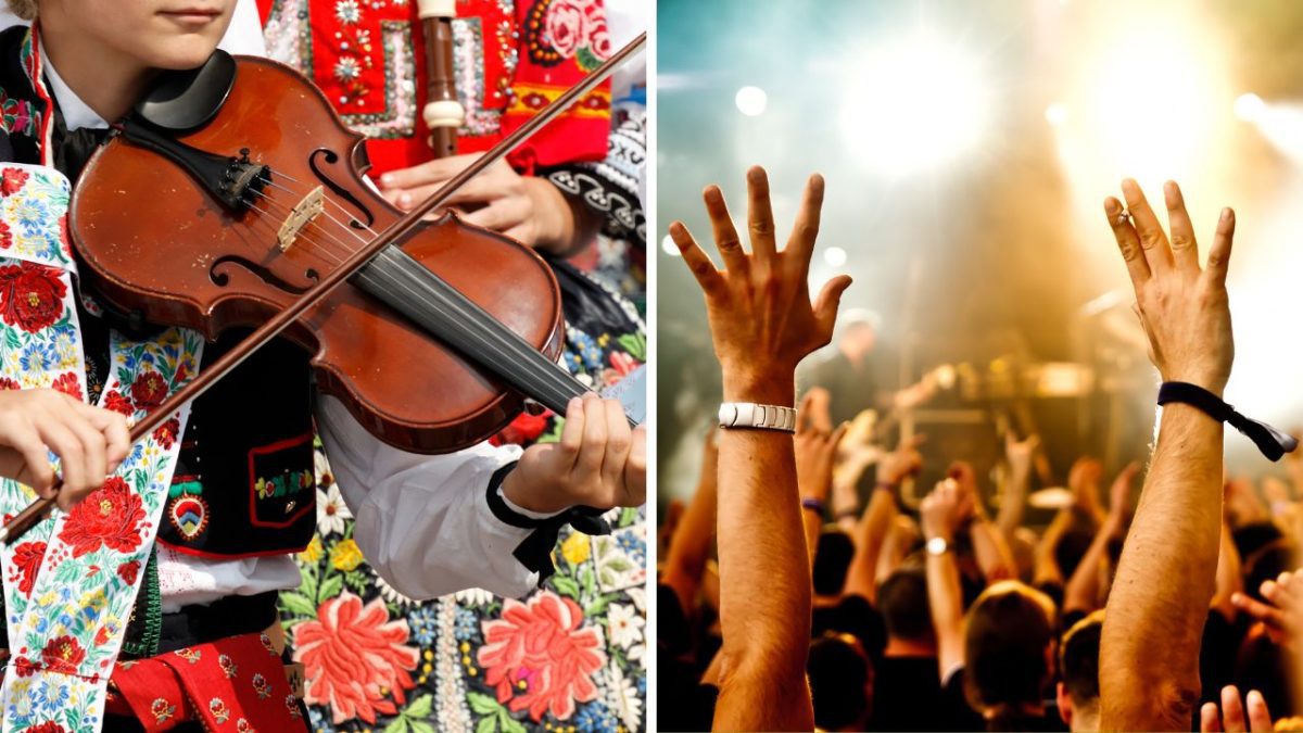 Huslista v kroji a dav fanúšikov na koncerte so zdvihnutými rukami. Tradičná hudba a moderná koncertná atmosféra.