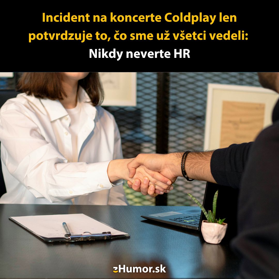 Ľudia si podávajú ruky pri stole v kancelárii s laptopom a poznámkovým blokom.