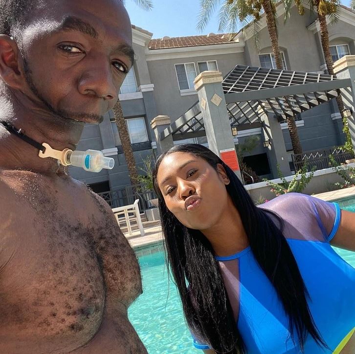 Ložný relax pri bazéne v slnečnom dni, muž s dýchacím prístrojom a žena v modrom plavkovom tričku.