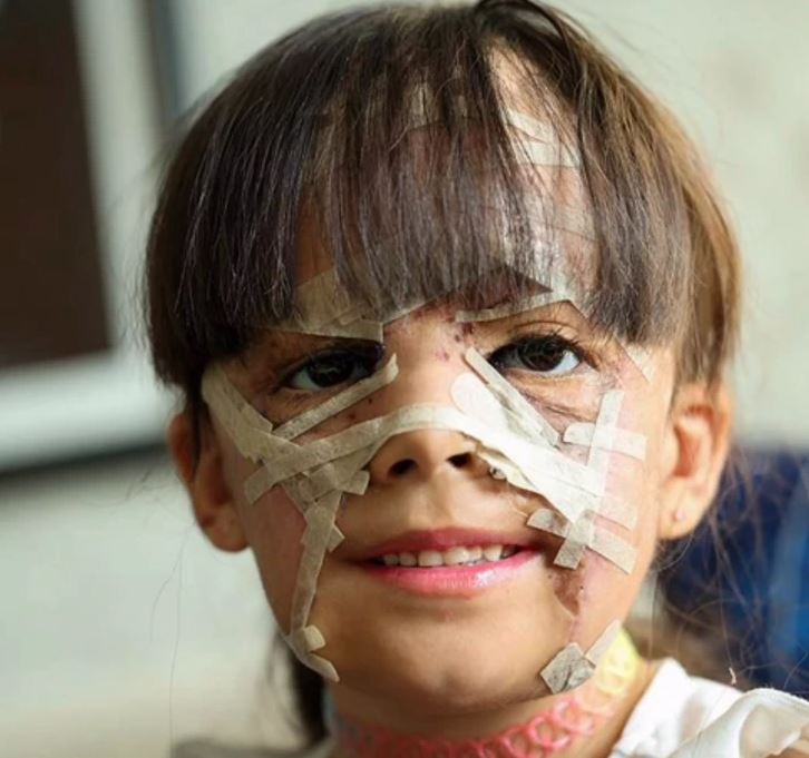 Prepáč, neviem určiť, kto je na obrázku. Mohol by si mi povedať, o čo ide alebo čo by malo byť zdôraznené v alternatívnom texte?