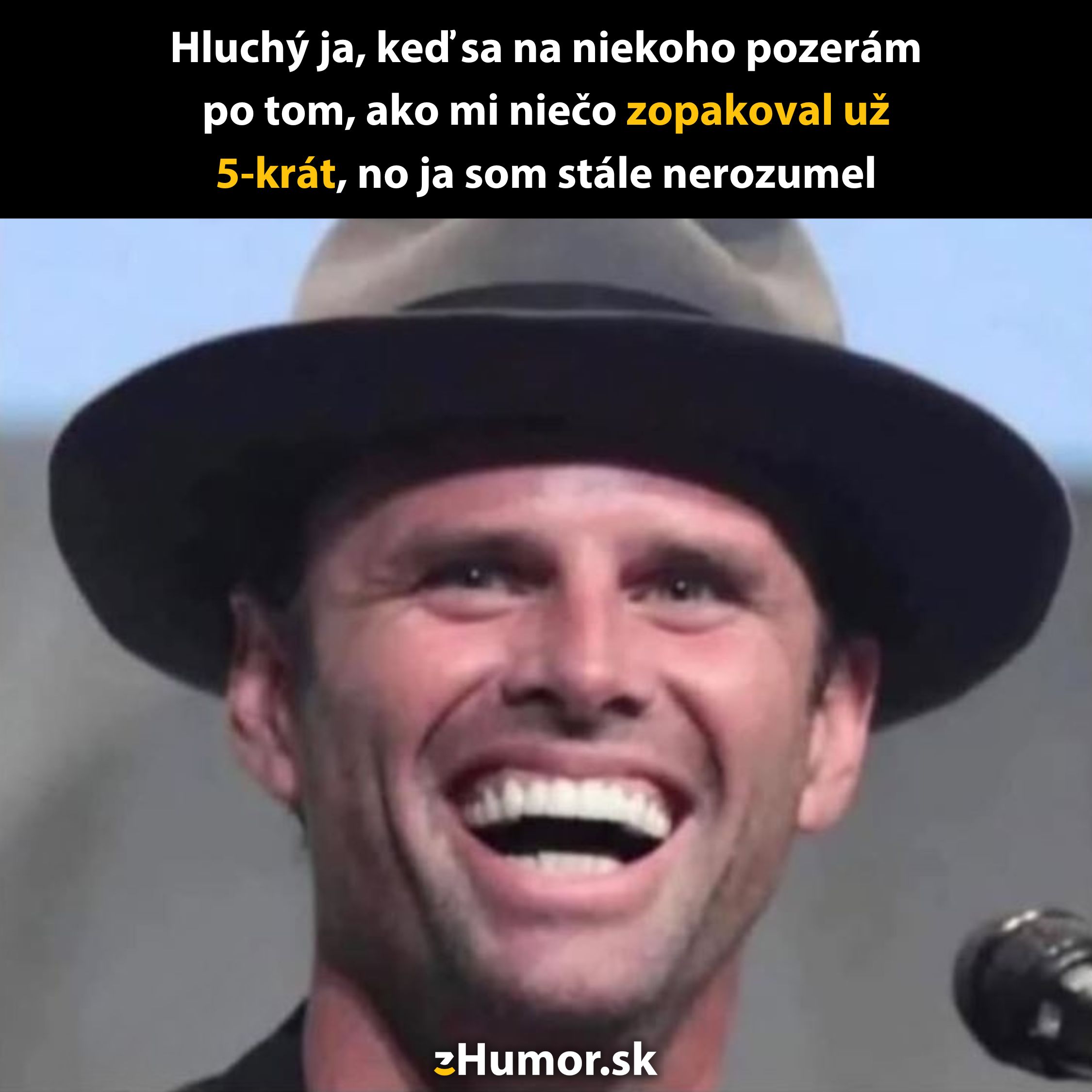 Usmievajúci sa muž s klobúkom, text o nedorozumení napriek opakovanému vysvetleniu.