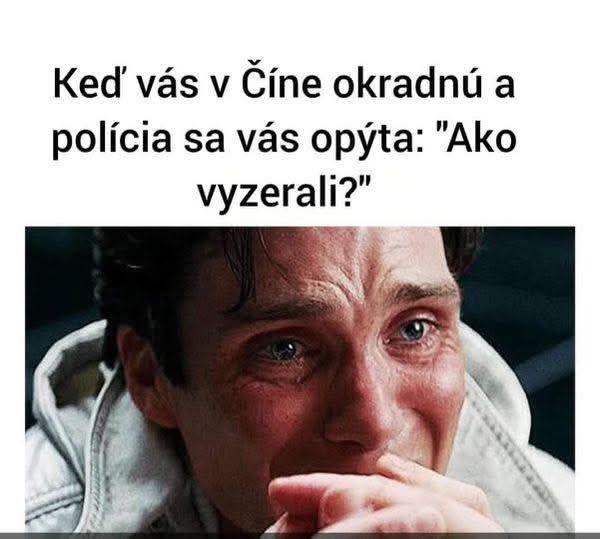 Muž so slzami v očiach reaguje s výraznou emóciou na otázku čínskej polície po krádeži.