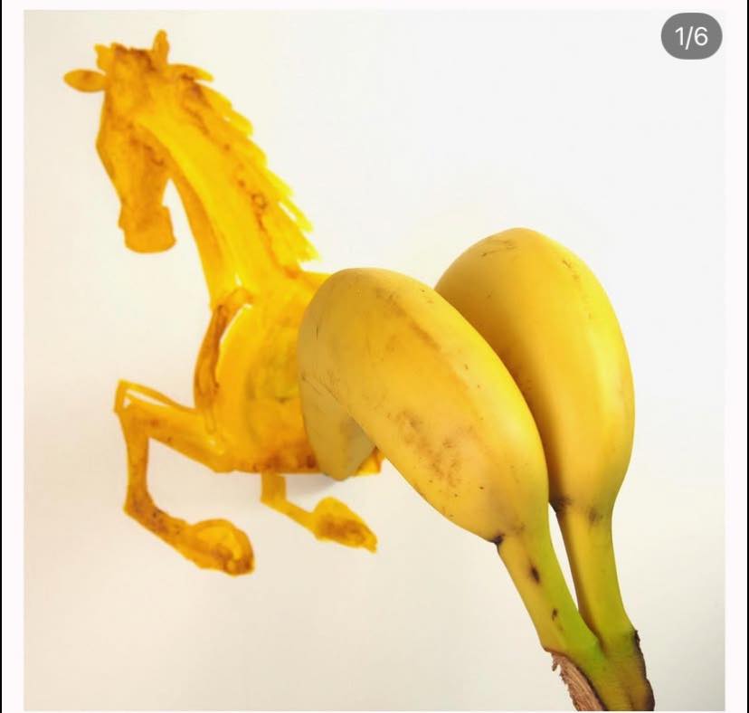 Banány tvoria telo koňa, pozadie sfarbené banánovou šupkou vytvára efekt kopyta a hrivy.