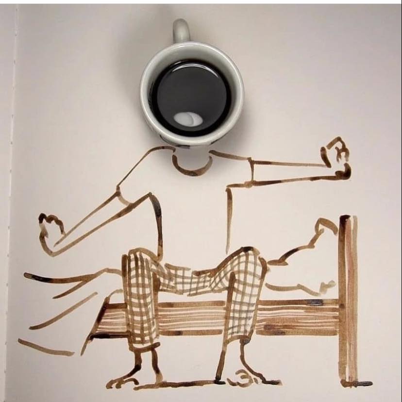 Ilustrácia kávového hrnčeka ako hlavy osoby vstávajúcej z postele, s kreatívnou kresbou tela.