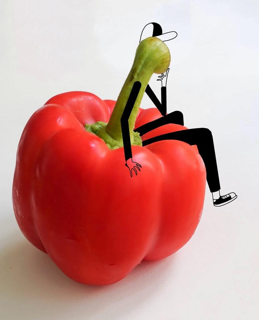 Červená paprika s kreslenou postavou sediacou na stopke, kreatívna ilustrácia.