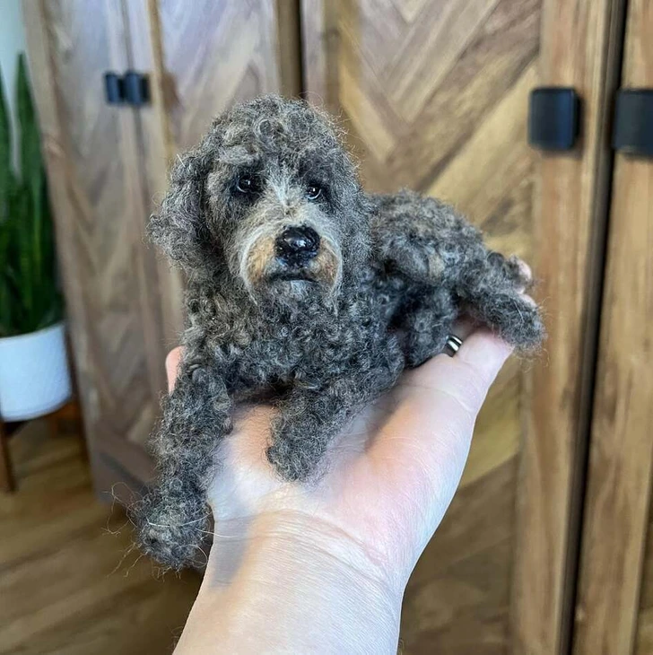 Roztomilý zvierací model z pletenej vlny na ruke, detailný dizajn a textúra.